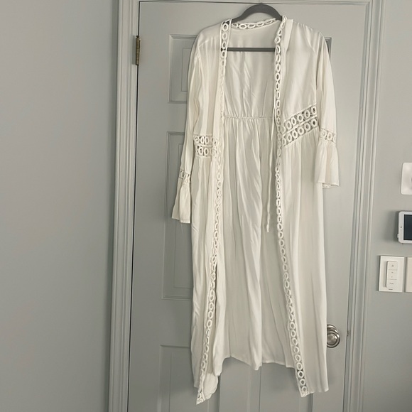 White long cover up - Picture 3 of 5